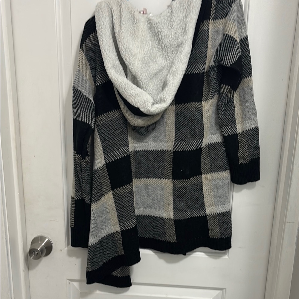 Black and White Plaid Women's Sweater - Picture 5 of 6
